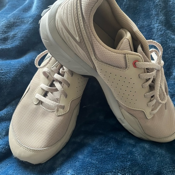 New w/o tags tennis shoes…. Never worn before - Picture 2 of 5